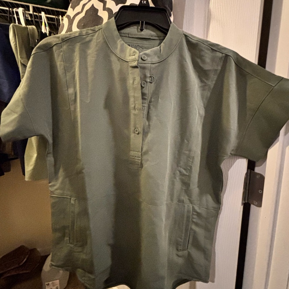 Figs Moss Green Scrub Top
